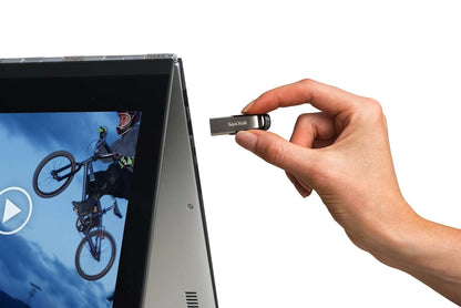 Ultra Flair USB 3.0 flash drive – flash drive being plugged into a laptop